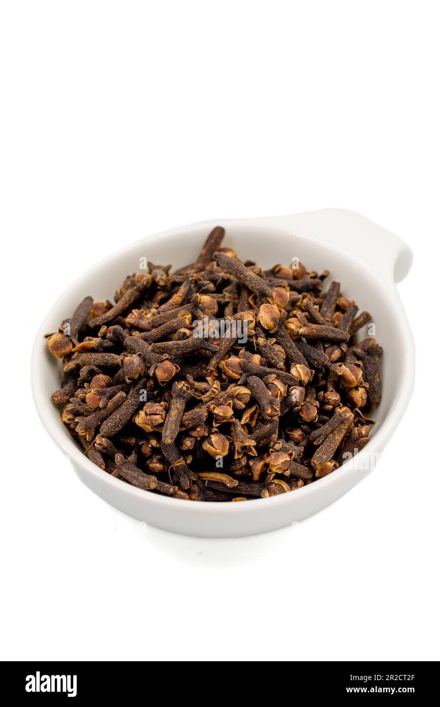 Clou de girofle. Clove séchée isolée sur fond blanc. Spice concept Banque D'Images