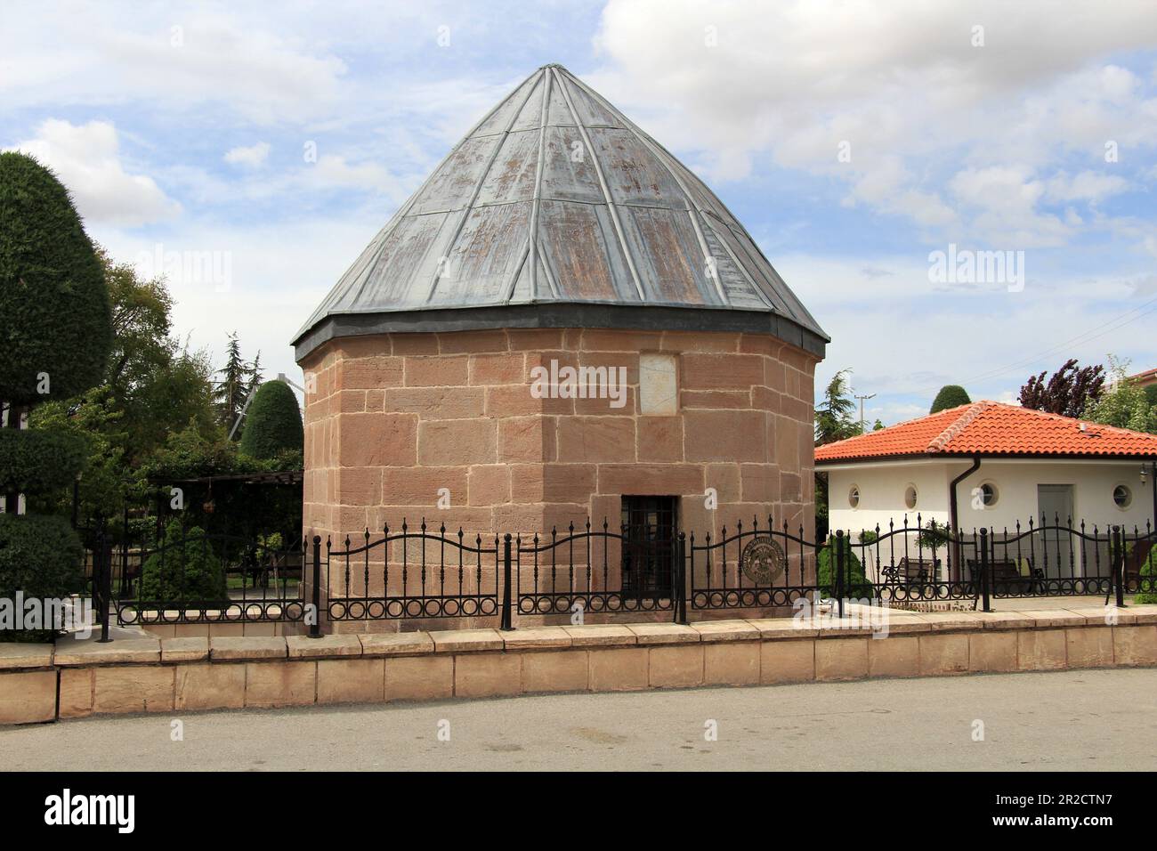 Le tombeau d'Atesbaz Veli a été construit pendant la période anatolienne de Seljuk. Le tombeau du cuisinier de Mevlana Celaleddin Rumi est situé dans le tombeau. Banque D'Images
