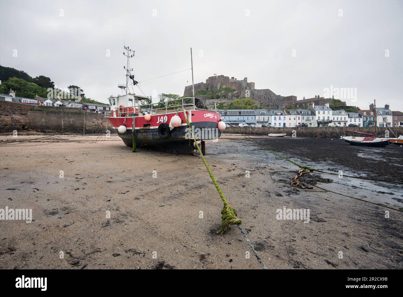 Le Mont Orgueil est un château de Jersey qui surplombe le port de Gorey, sur la côte est de l'île. Banque D'Images