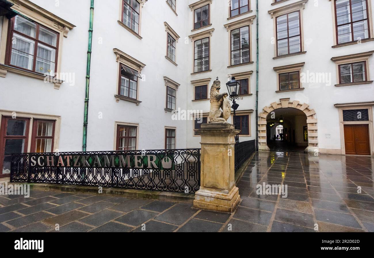 Statue en pierre d'un lion couronné avec sa langue à Schweizertor, Vienne, Autriche Banque D'Images