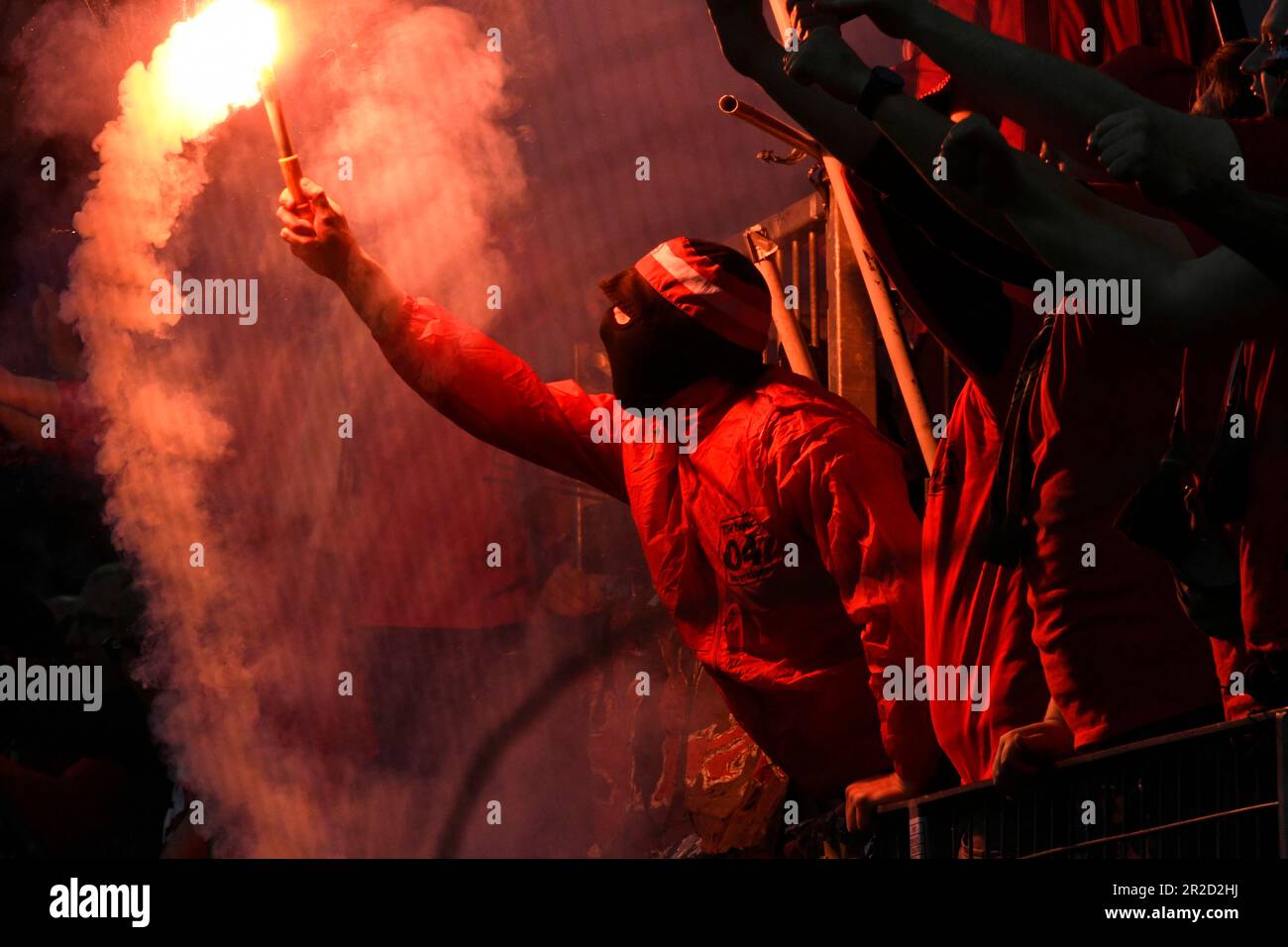 BayArena Leverkusen Allemagne 18.5.2023 football: Europa League demi-jambe deux, Bayer 04 Leverkusen (B04, rouge) vs AS Roma (ASR, blanc) — Leverkusen fans Light Flares Banque D'Images