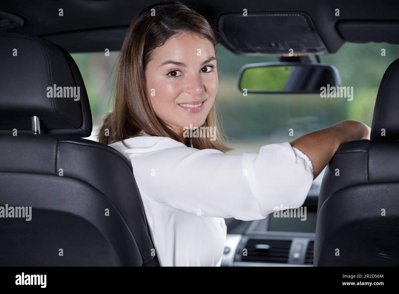 jeune et belle femme regardant à l'intérieur d'une voiture Banque D'Images