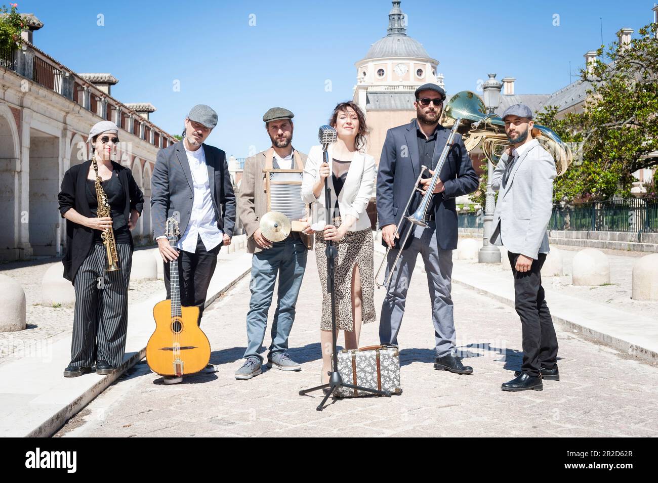 Groupe de jazz jouant dans la rue en plein jour Banque D'Images