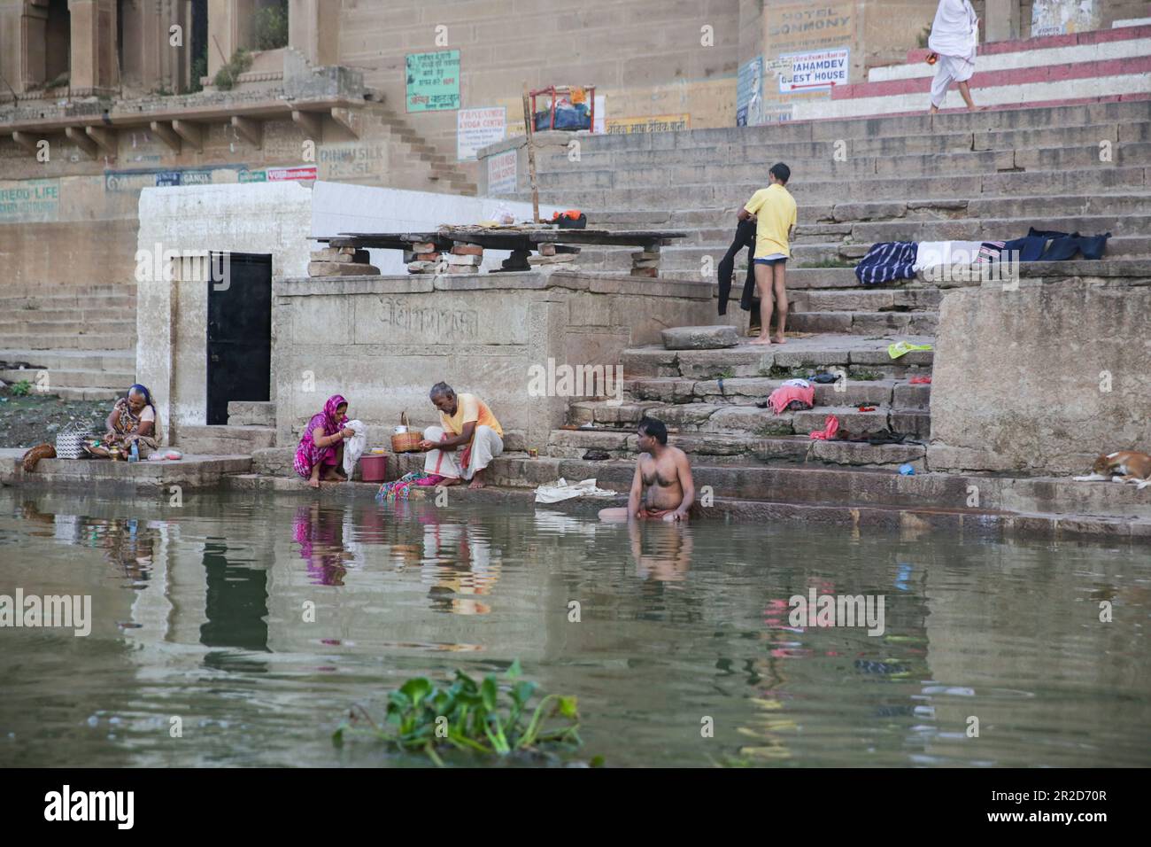Personnes religieuses baignade dans le Gange, Varanasi Inde Banque D'Images