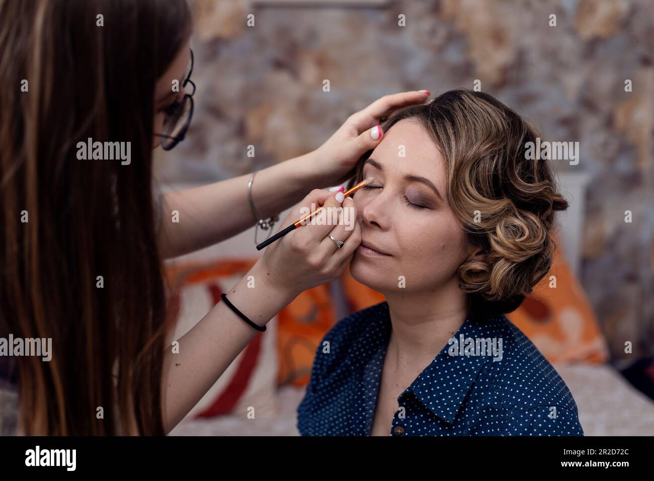 Une jeune femme rétro est en train d'être composée. Portrait Banque D'Images