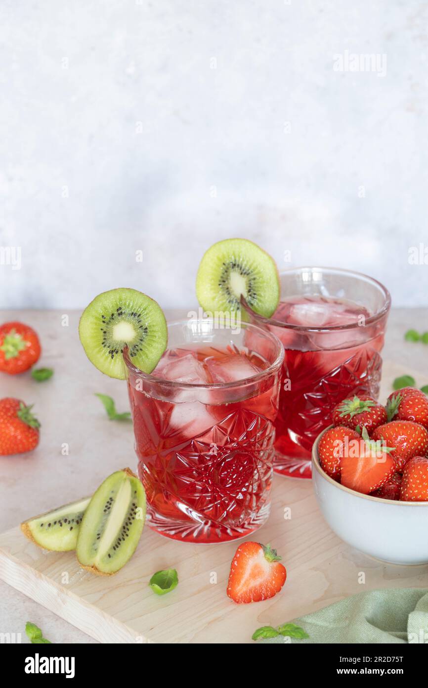 2 verres de thé glacé aux fruits frais Banque D'Images