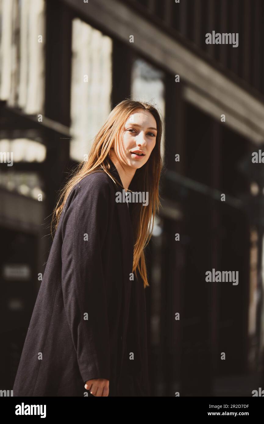 La belle fille blanche marche dans la rue Banque D'Images