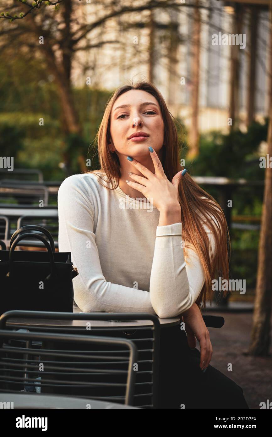 La belle fille blanche montre ses ongles bleu clair de près Banque D'Images