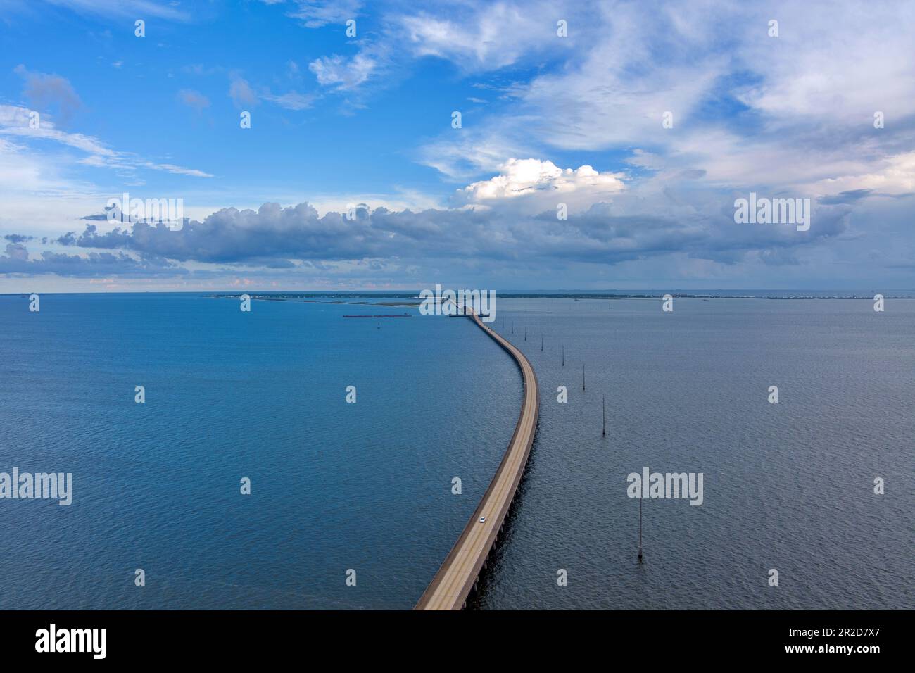 Vue aérienne de Dauphin Island et du pont DI Banque D'Images