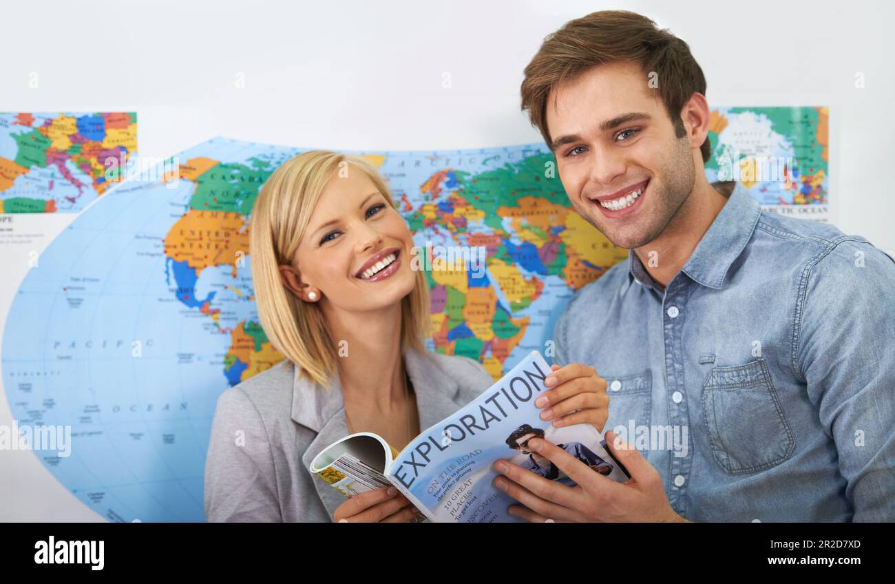 Brochure d'agence de voyage, portrait de bureau ou magazine de lecture de personnes heureuses, service de tourisme ou planification de voyage global. Livre de voyage, travail d'équipe ou affaires Banque D'Images