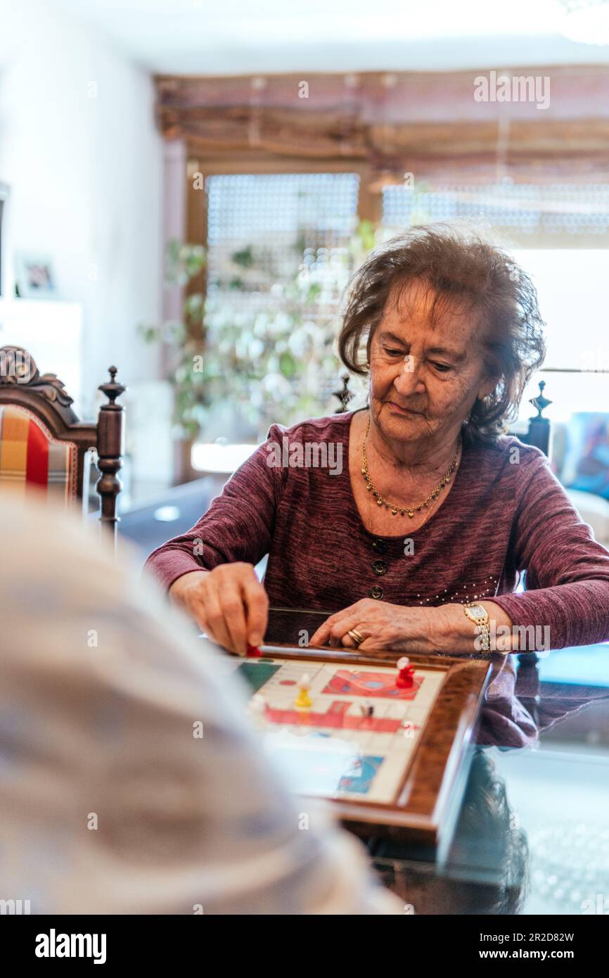 deux femmes plus âgées jouant au ludo Banque D'Images