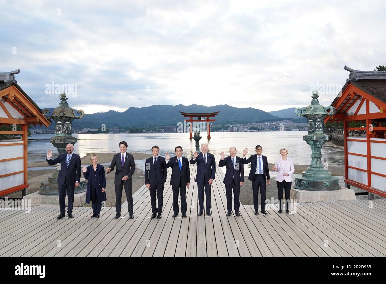 (De gauche à droite) Président du Conseil européen Charles Michel, Premier ministre italien Giorgia Meloni, Premier ministre canadien Justin Trudeau, Président français Emmanuel Macron, Premier ministre japonais Fumio Kishida, Président américain Joe Biden, Chancelier allemand OLAF Scholz, Le Premier ministre Rishi Sunak et le président de la Commission européenne Ursula von der Leyen posent pour la photo de famille au sanctuaire d'Itsukushima lors du sommet de G7 à Hiroshima, au Japon. Date de la photo: Vendredi 19 mai 2023. Banque D'Images