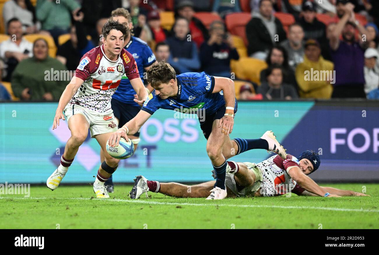 Beauden Barrett (au centre) de The Blues marque un essai lors du match Super Rugby Pacific Round 13 entre les Queensland Reds et les Auckland Blues au Suncorp Stadium de Brisbane, vendredi, 19 mai 2023. (AAP image/Darren England) PAS D'ARCHIVAGE, USAGE ÉDITORIAL UNIQUEMENT Banque D'Images