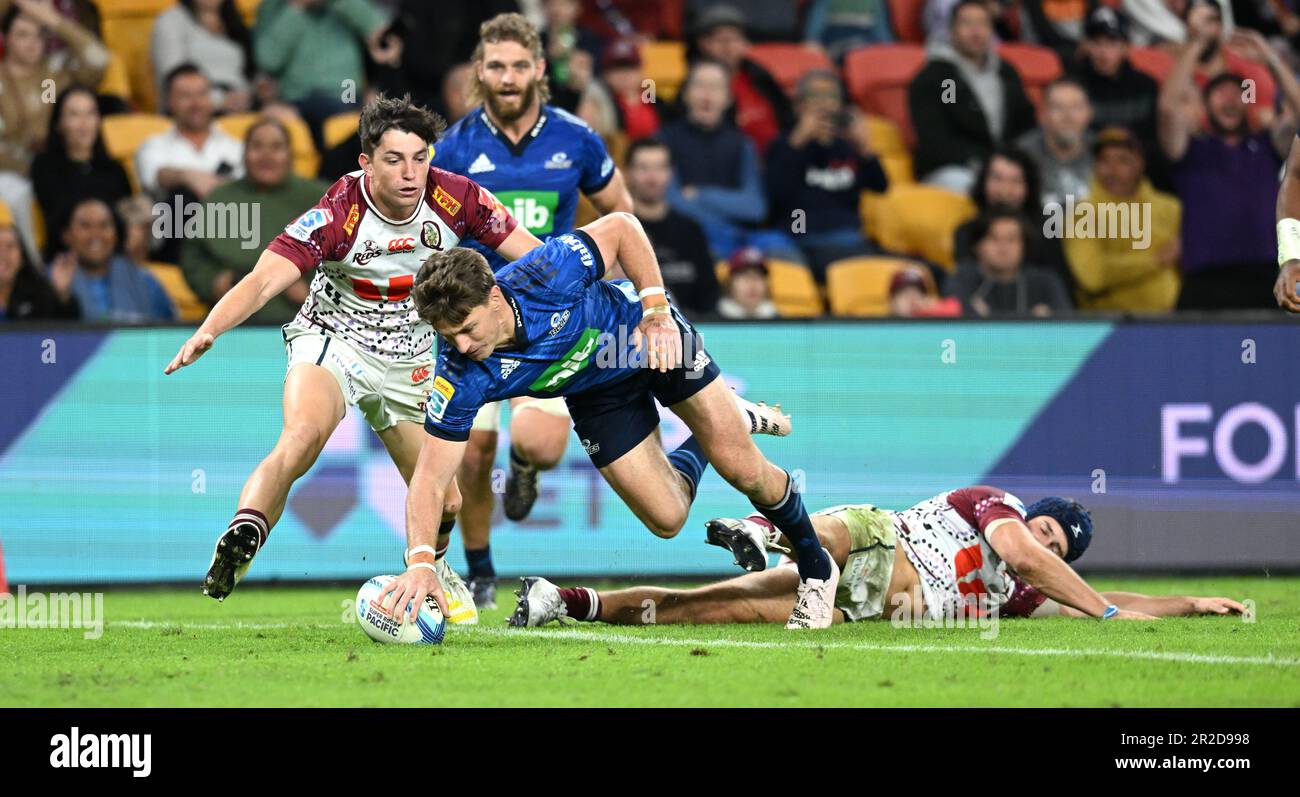 Beauden Barrett (au centre) de The Blues marque un essai lors du match Super Rugby Pacific Round 13 entre les Queensland Reds et les Auckland Blues au Suncorp Stadium de Brisbane, vendredi, 19 mai 2023. (AAP image/Darren England) PAS D'ARCHIVAGE, USAGE ÉDITORIAL UNIQUEMENT Banque D'Images