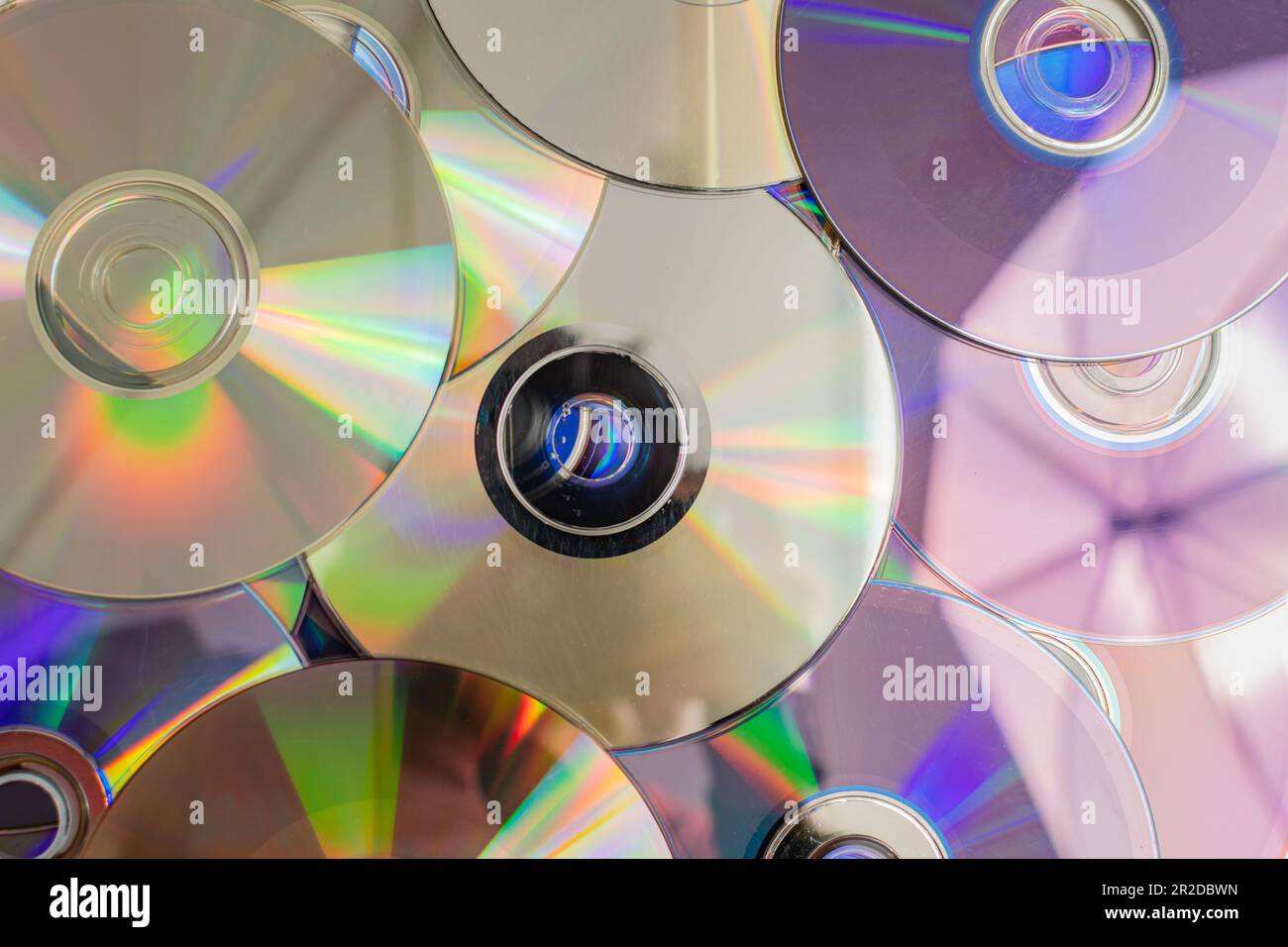De nombreux anciens CD représentent la technologie du 90s. Piles de CD, de vieilles chansons et de vieux films. qui avaient été utilisés auparavant et placés sur une table blanche. fermer Banque D'Images