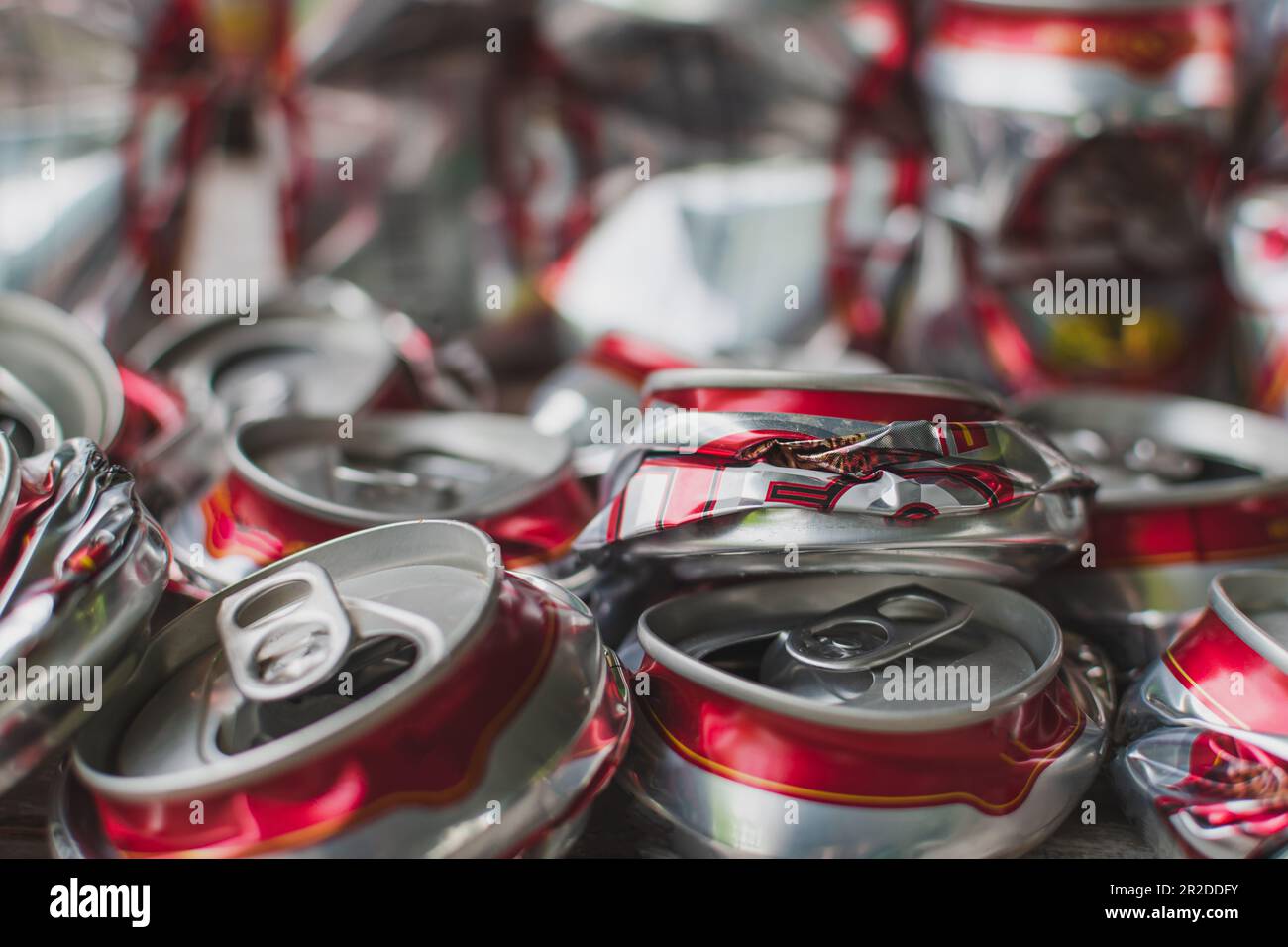 concept de recyclage, gros plan écraser un groupe peut bière aluminium pour recycler et sauver l'environnement Banque D'Images