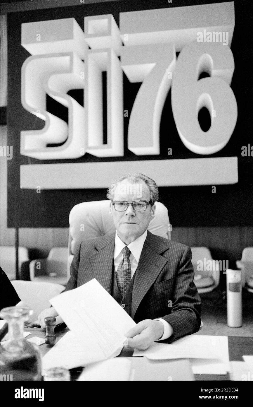 ARCHIVE PHOTO: Le SPD a 160 ans sur 23 mai 2023, Willy BRANDT, Allemagne, politicien, SPD, mi-longueur, est assis devant le logo 'si 76', après son élection en tant que Président si, Congrès de l'internationale socialiste (si ) 13th à Genève/Suisse sur 26 novembre 1976 ?Sven Simon#Prinzess-Luise-Strasse 41#45479 Muelheim/R uhr #tél 0208/9413250#fax. 0208/9413260#compte. 4030 025 100 Code bancaire GLSB 430 609 67# www.SvenSimon.net. Banque D'Images