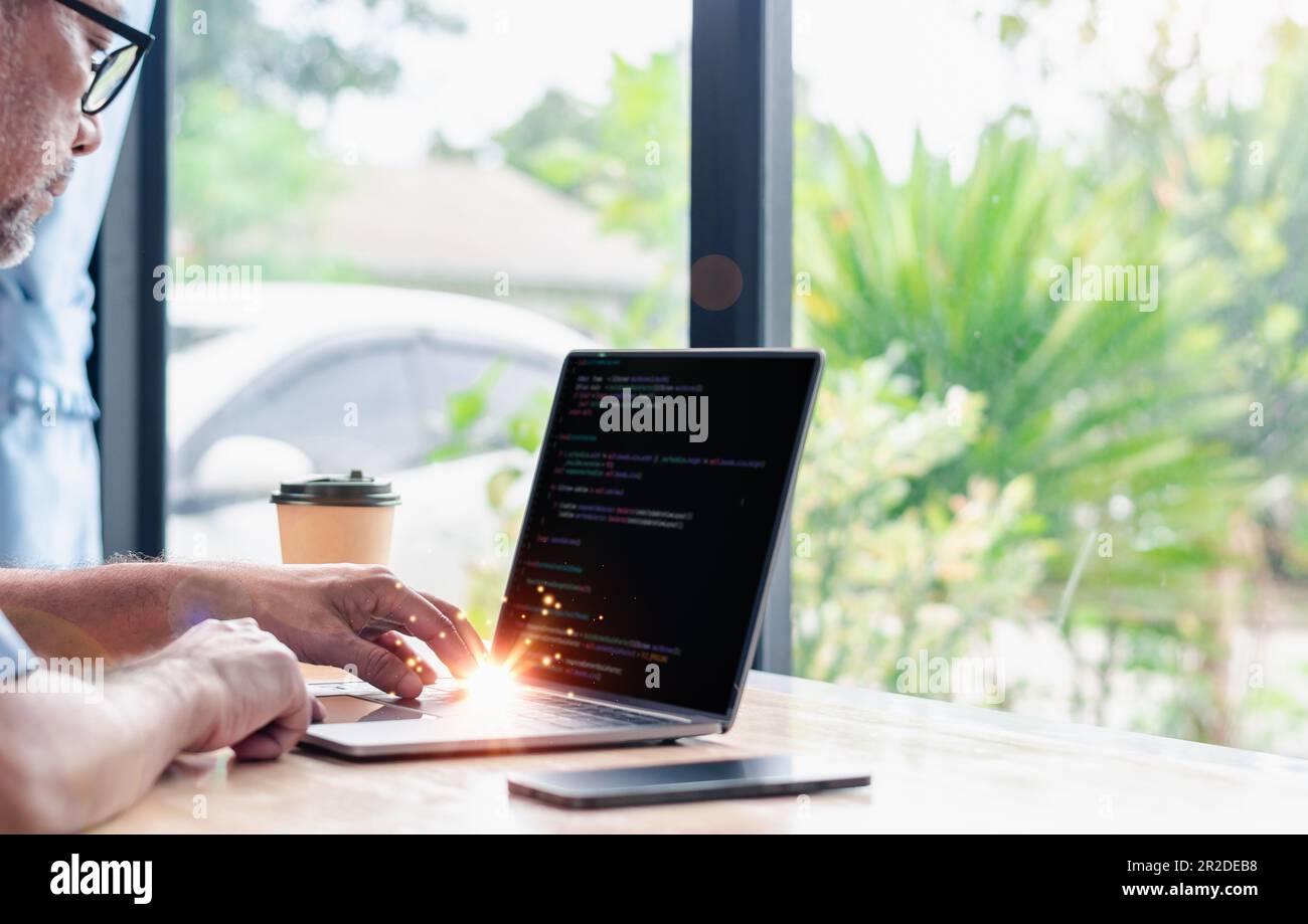 programmeur codage, compilateur, encodage, débogage et logiciel d'application de développement pour les entreprises avec ordinateur portable. Homme programmant le web de codage Banque D'Images