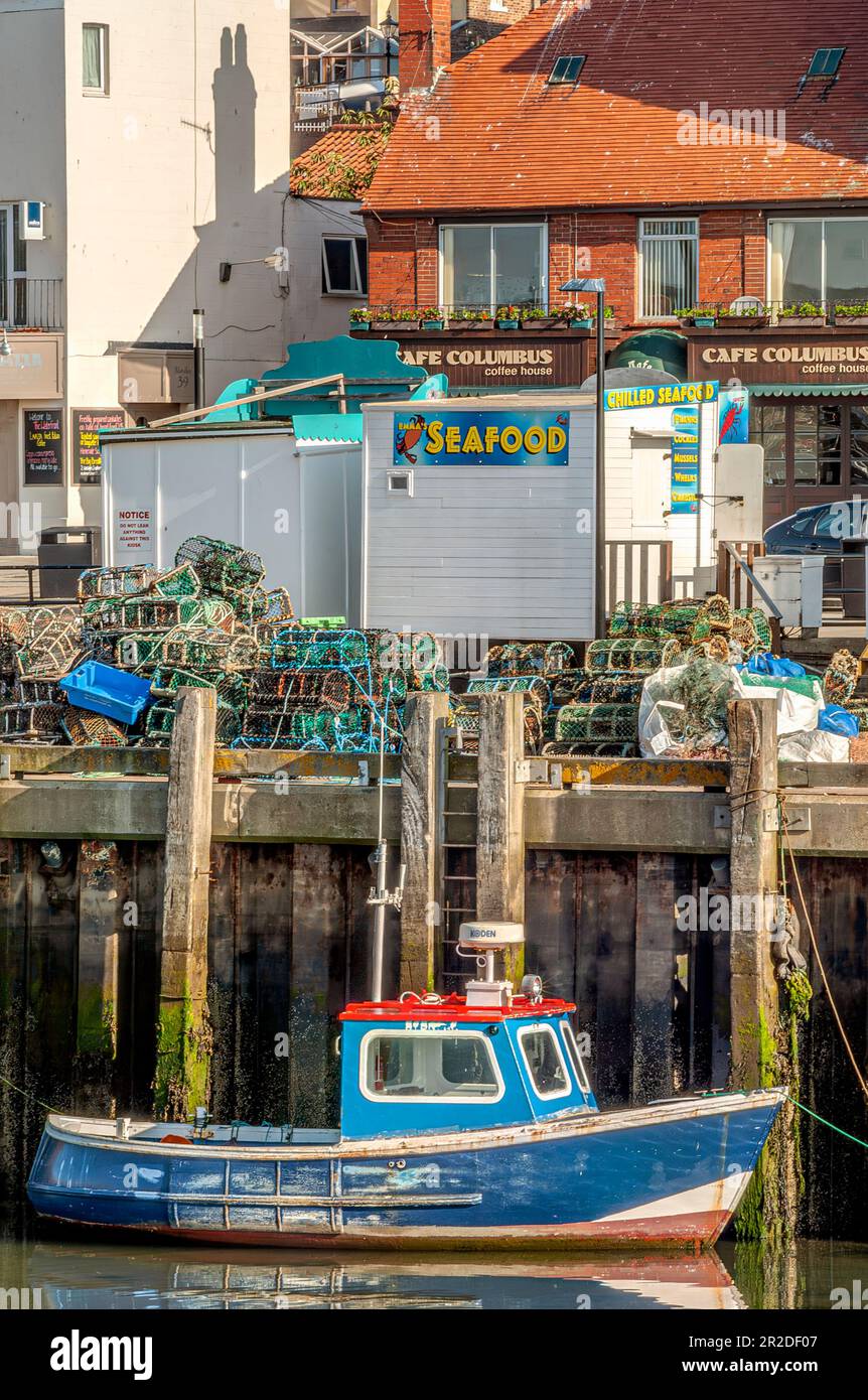 Petit bateau de pêche dans le port de Scarborough, sur la côte de la mer du Nord du Yorkshire du Nord, en Angleterre Banque D'Images