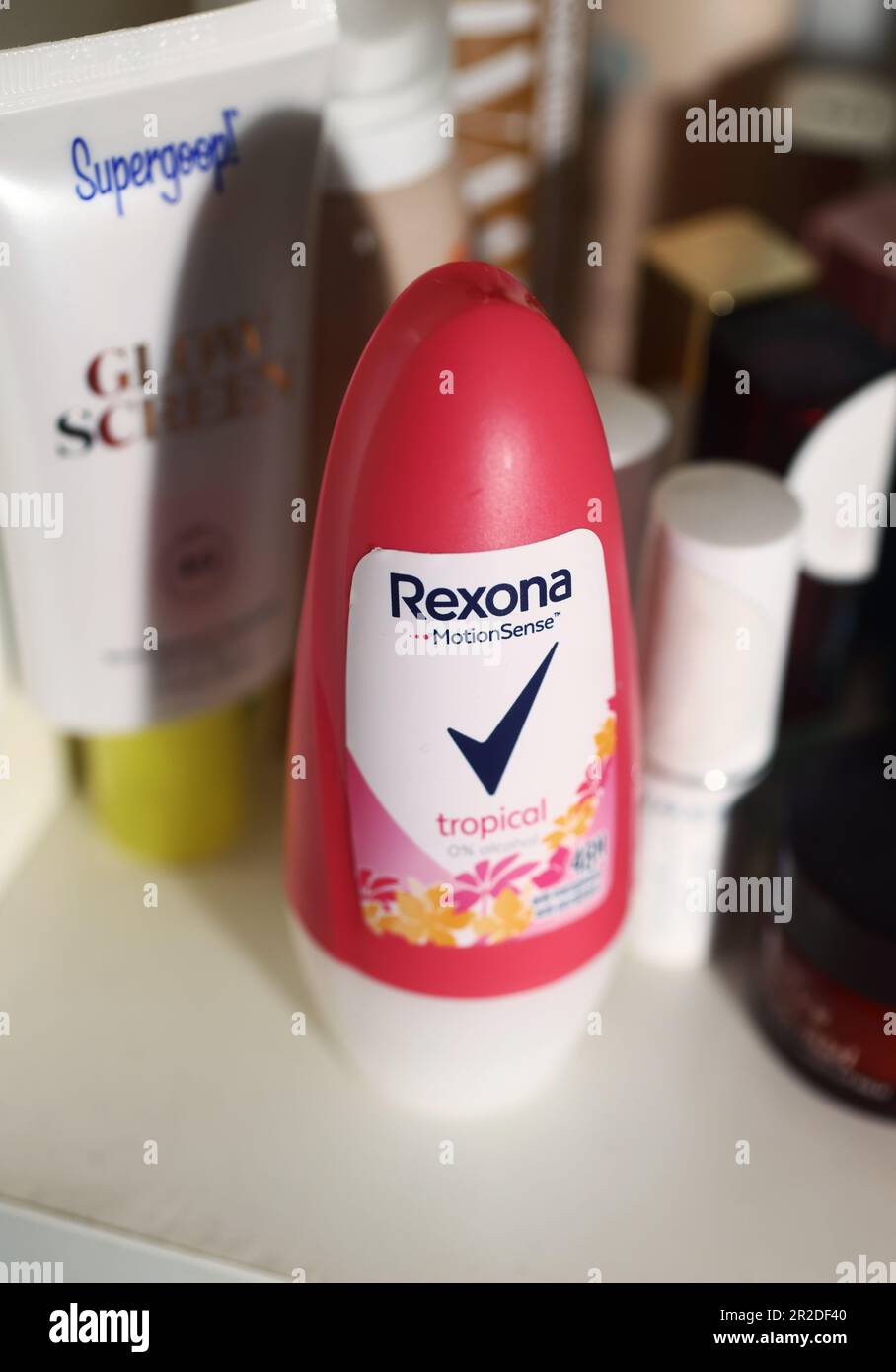 Différents types de produits dans une salle de bain, désodorisant Rexona. Banque D'Images