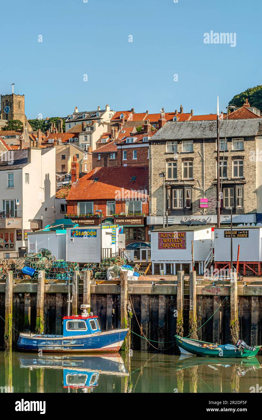 Petit bateau de pêche dans le port de Scarborough, sur la côte de la mer du Nord du Yorkshire du Nord, en Angleterre Banque D'Images