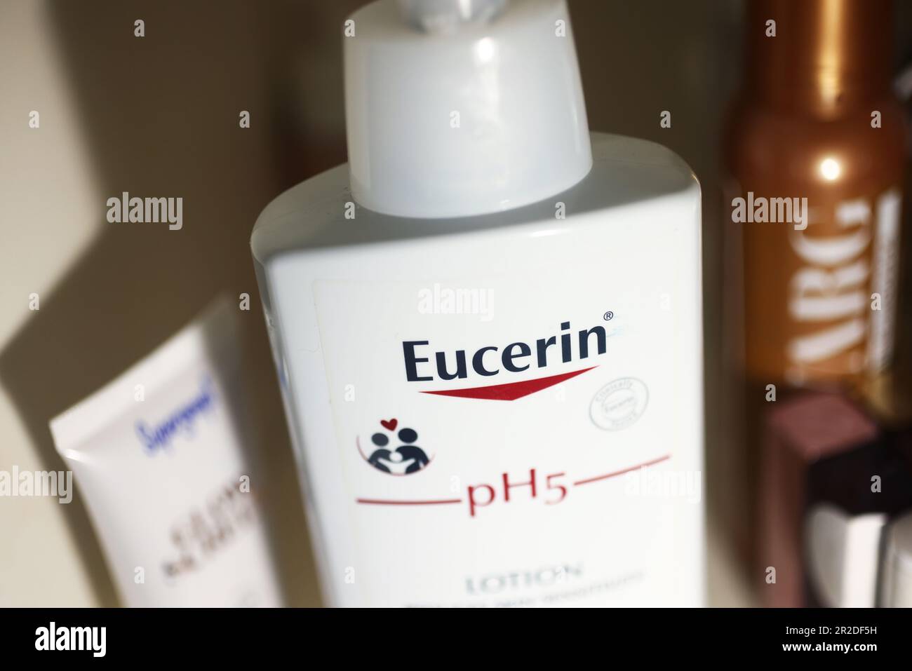 Différents types de produits dans une salle de bains, lotion Eucerin. Banque D'Images