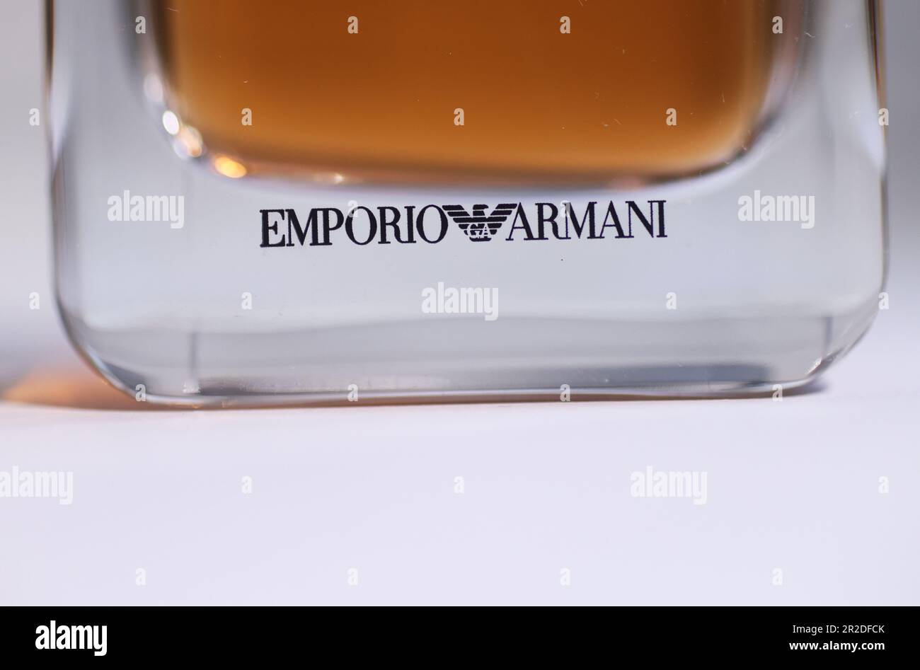 Différents types de produits dans une salle de bain, 'Stronger avec toi', Emporio Armani. Banque D'Images