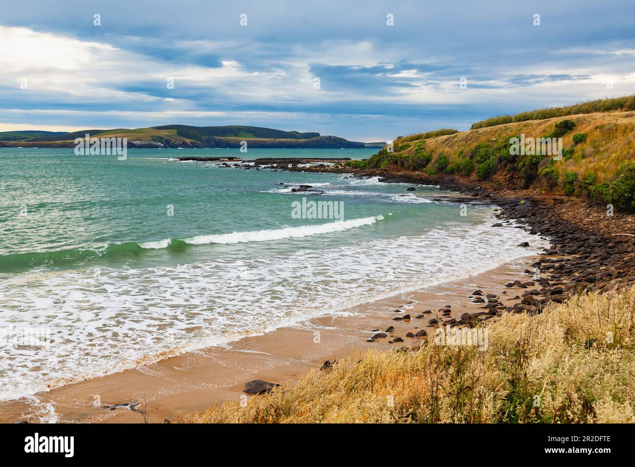 Vagues se délavant de la plage de Porpoise Bay dans le district de Southland, dans l'île du Sud, en Nouvelle-Zélande Banque D'Images