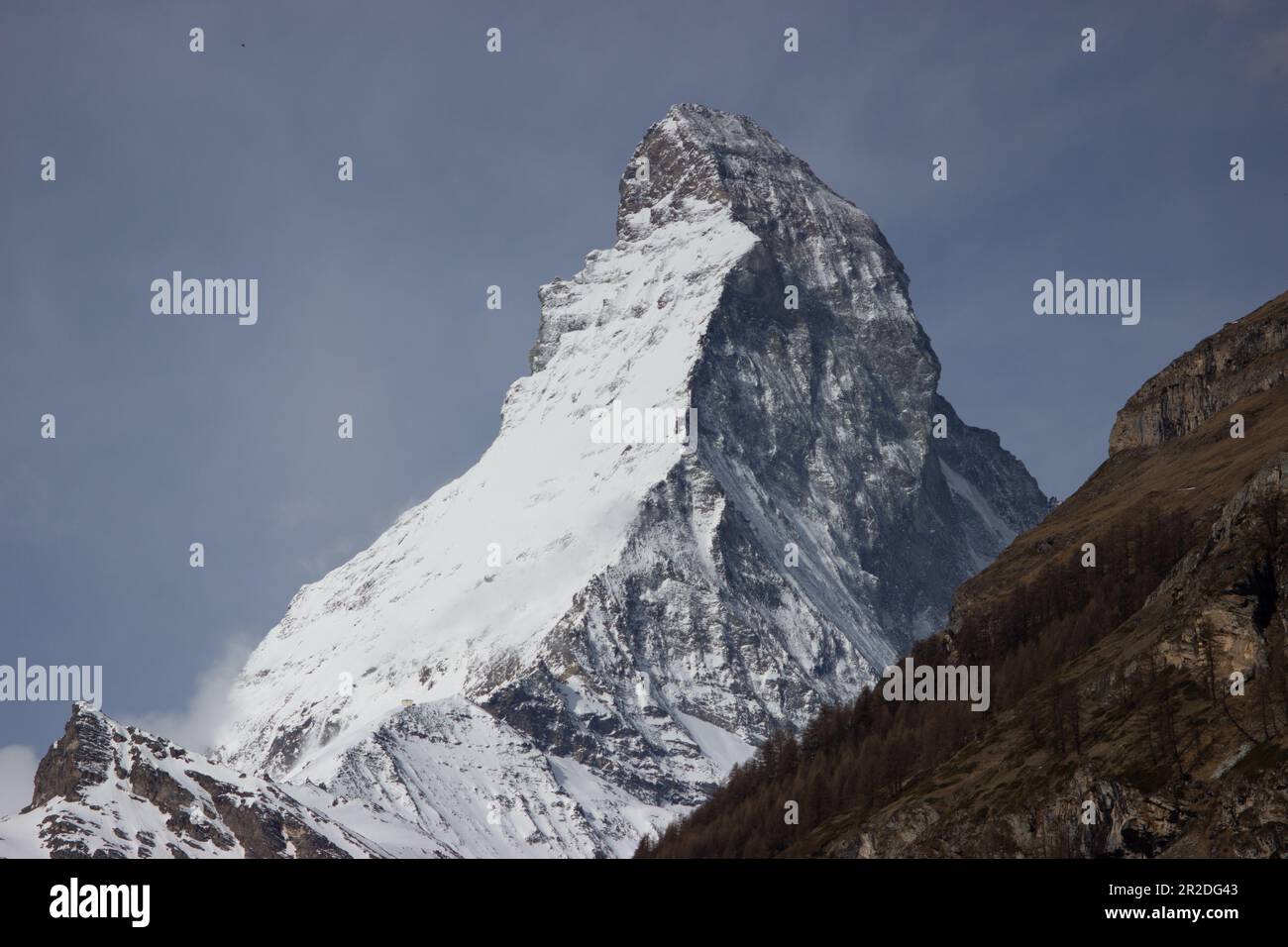 L'emblématique Cervin perçant à travers une couverture de nuages. Haut et majestueux, le Cervin captivera le spectateur par son presenc imposant Banque D'Images