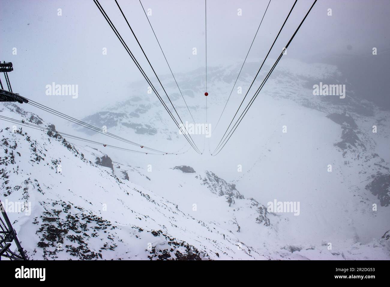 Une majestueuse télécabine remonte au Matterhorn Glacier Paradise, niché dans les Alpes suisses à une altitude impressionnante de 3 883 mètres. Banque D'Images