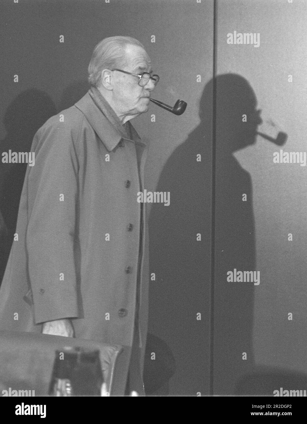 ARCHIVE PHOTO: Le SPD a 160 ans sur 23 mai 2023, POLITIQUE: Herbert WEHNER, Allemagne, SPD, Demi-longueur, jette une ombre ?SVEN SIMON#Huyssenallee 40-42 #45128 Essen#tel. 020/234556 fax:0201/234539 KTO .1428150 Commerzbank Essen BLZ 36040039 l'image peut être transmise numériquement en couleur via Leonardo Pro, ou API EN LIGNE sur 089 455022 62. Banque D'Images