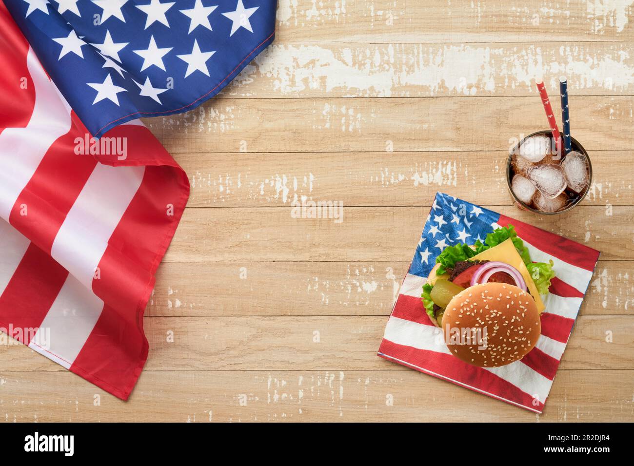 4th de juillet American Independence Day cuisine traditionnelle de pique-nique. Hamburger américain et cocktail, drapeaux américains et symboles de l'holida de pique-nique patriotique des États-Unis Banque D'Images