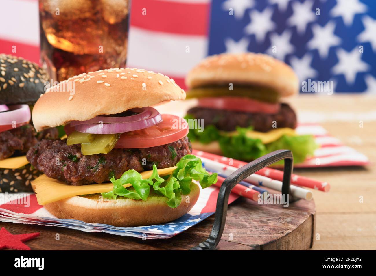 4th de juillet American Independence Day cuisine traditionnelle de pique-nique. Hamburger américain et cocktail, drapeaux américains et symboles de l'holida de pique-nique patriotique des États-Unis Banque D'Images