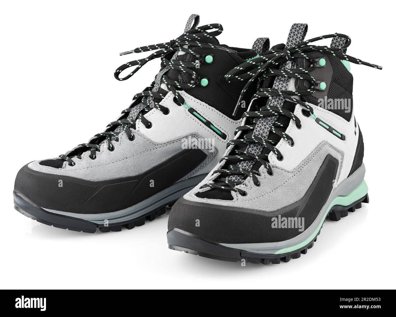 Nouvelles chaussures de randonnée sportives avec lacets noeud isolé sur fond blanc. Chaussures de randonnée d'hiver avec passe-cheveux. Profondeur de champ complète Banque D'Images