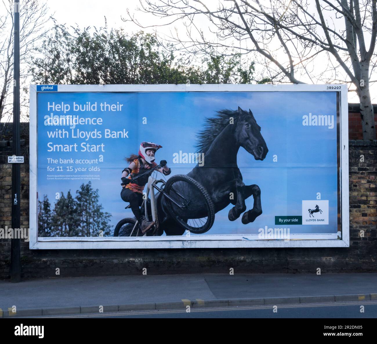 Grand palissade publicitaire Lloyds Bank compte pour les jeunes, Oxford Street, Lincoln City 2023 Banque D'Images