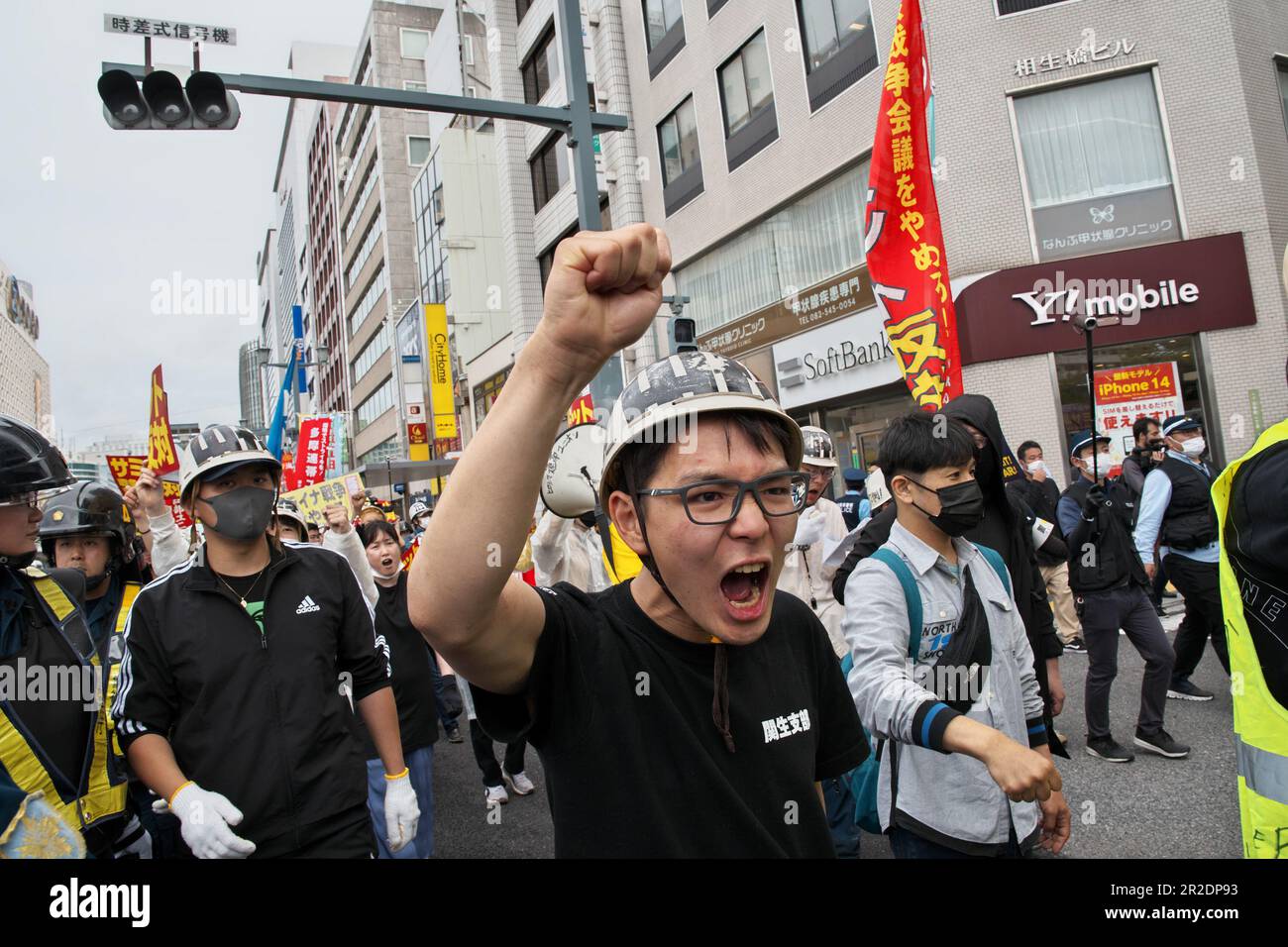 Hiroshima, Japon. 19th mai 2023. Les manifestants anti-G7 défilent vendredi dans un quartier commerçant d'Hiroshima, préfecture d'Hiroshima, au Japon, à 19 mai 2023. Photo par Keizo Mori/UPI crédit: UPI/Alay Live News Banque D'Images