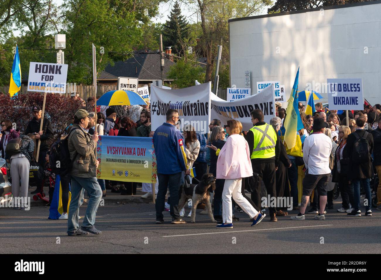Toronto, ON, Canada – 18 mai 2023 : les gens vêtiés de vêtements nationaux ukrainiens - Vyshivanka marche le long de la rue Toronto le jour de Vyshyvanka, qui est ce Banque D'Images