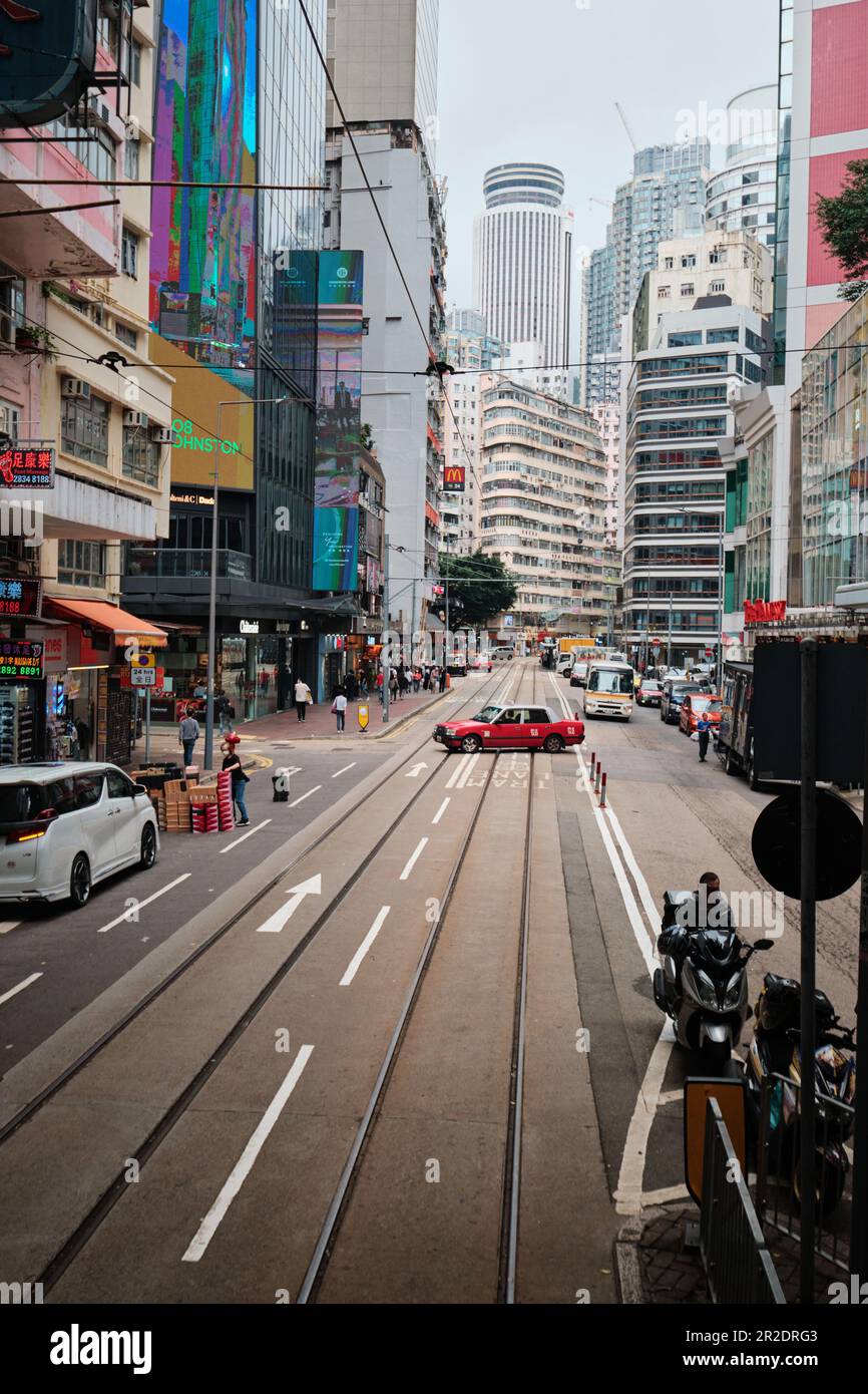 Hong Kong, Chine - 10 avril 2023 : taxi rouge de Hong Kong et bâtiments élevés de Causeway Bay Banque D'Images