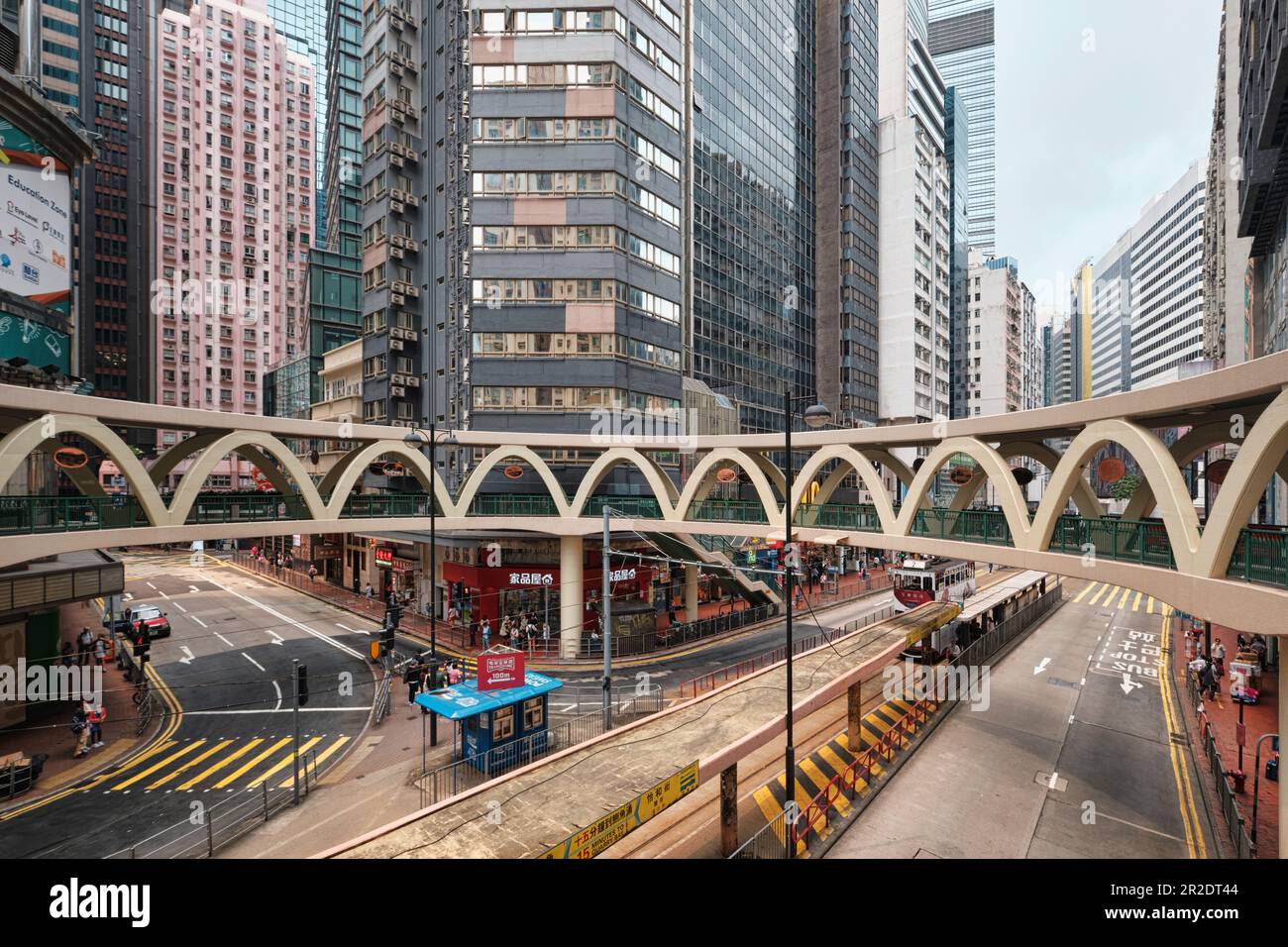 Hong Kong SAR, Chine - avril 2023 : pont piétonnier circulaire ou pont piétonnier en forme de rond de Yee WO Street à Causeway Bay Banque D'Images