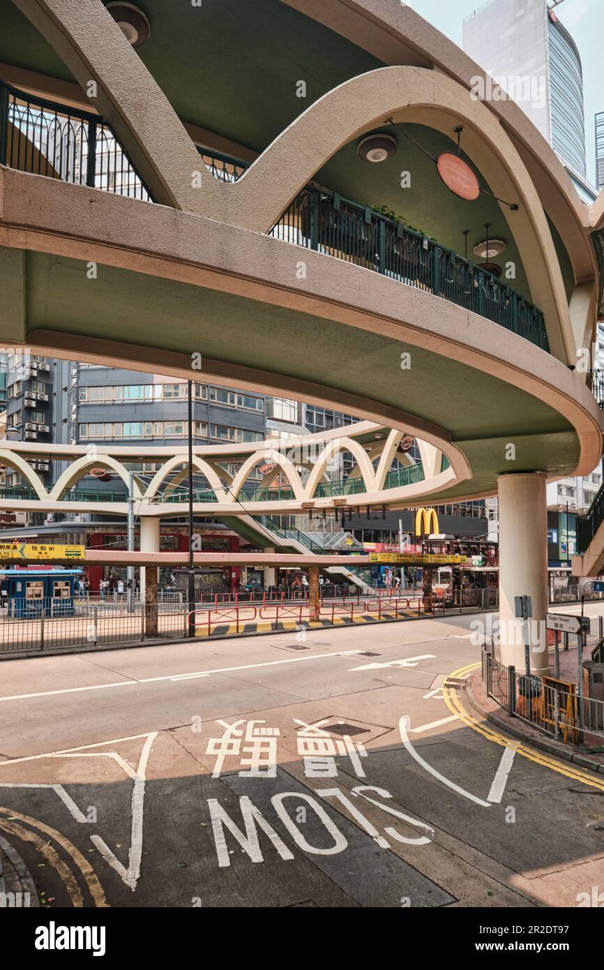 Hong Kong SAR, Chine - avril 2023 : pont piétonnier circulaire ou pont piétonnier en forme de rond de Yee WO Street à Causeway Bay Banque D'Images