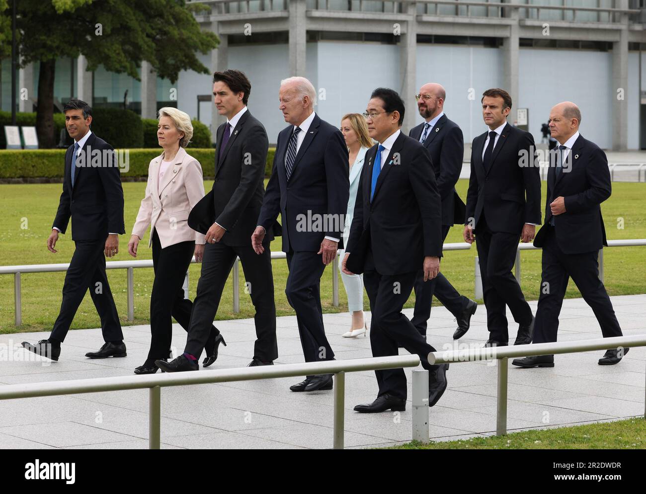 Hiroshima, Japon. 19th mai 2023. Les dirigeants du Groupe des sept, G7 ans, visitent le parc commémoratif de la paix vendredi, à 19 mai 2023, à Hiroshima, au Japon. Les membres des G7 - Etats-Unis, Canada, France, Allemagne, Japon, Le Royaume-Uni et l'Italie se réunissent dans la ville japonaise d'Hiroshima jeudi pour un sommet annuel. Les discussions des dirigeants porteront sur la guerre de la Russie contre l'Ukraine, la puissance et l'influence croissantes de la Chine, le désarmement nucléaire, l'intelligence artificielle, le changement climatique et la sécurité économique. Photo de Simon Dawson/No 10 Downing Street/UPI crédit: UPI/Alay Live News Banque D'Images