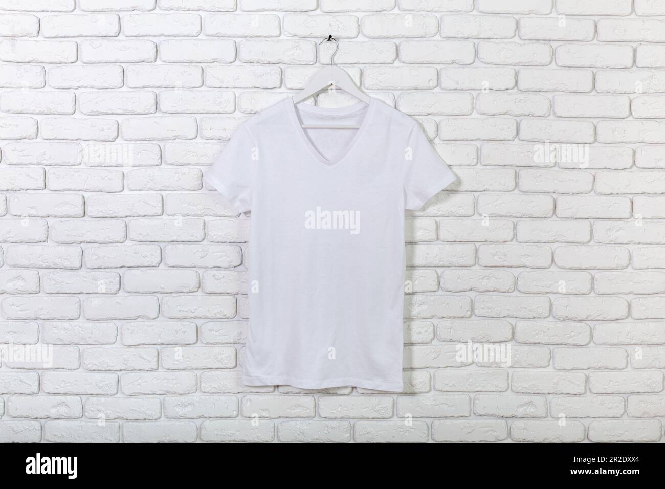 Brick wall blanchis avec t-shirt sur cintre Banque D'Images