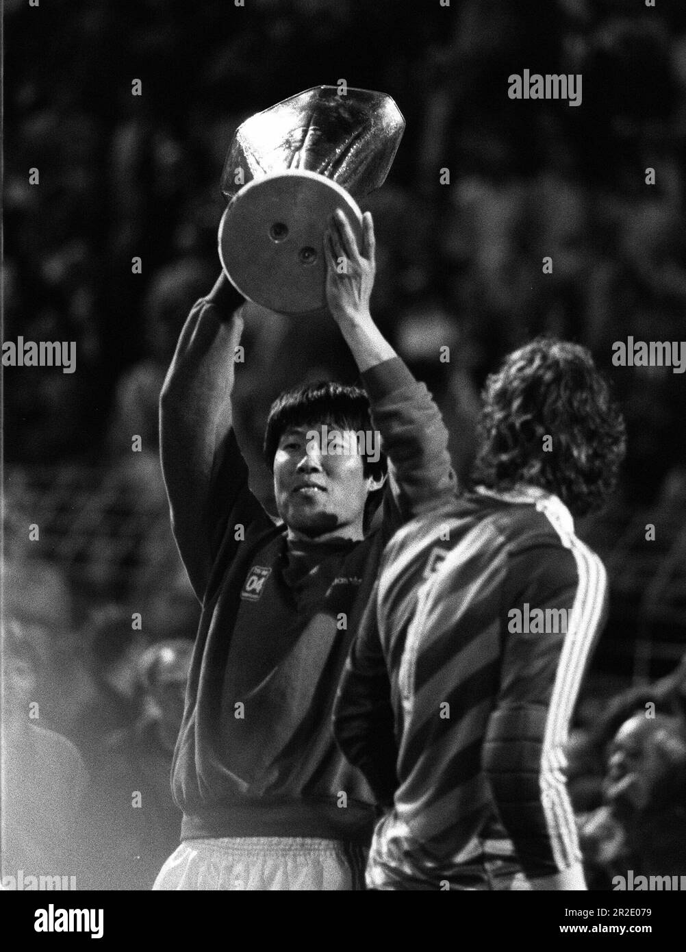 ARCHIVE PHOTO: Bum Kun Cha atteint 70 ans sur 22 mai 2023, Bum Kun CHA, Corée du Sud, football, Bayer 04 Leverkusen, jubilation, applaudissements avec la coupe UEFA, HF football coupe UEFA 2nd final Bayer 04 Leverkusen - Espanol Barcelone 6: 2 après onze le 05/18/1988 Banque D'Images