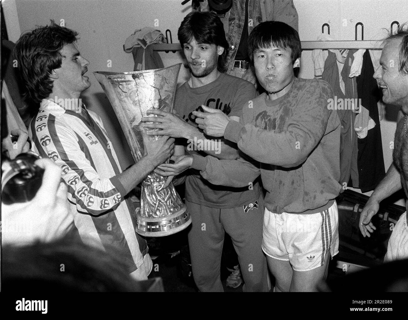 ARCHIVE PHOTO: Bum Kun Cha 70 ans sur 22 mai 2023, les joueurs de gauche à droite Falko GOETZ, Pierre DE KEYSER et Bum Kun CHA célèbrent leur victoire dans les vestiaires avec la coupe UEFA football coupe 2nd finale Bayer 04 Leverkusen - Espanol Barcelone 6:2 après onze sur 18 mai 1988 Banque D'Images