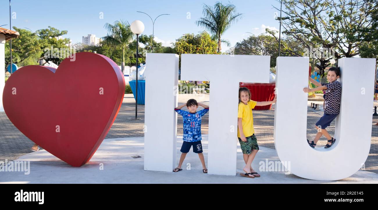 UIT, Sao Paulo, Brésil 01 mai 2023. Place de l'exagération, les enfants jouant à moi aime le monument de l'UIT. Banque D'Images