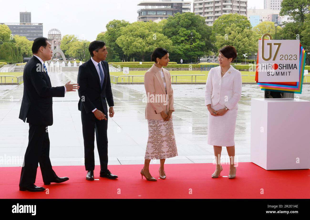 Le Premier ministre japonais Fumio Kishida (L) et son épouse Yuko Kishida (R) reçoivent le Premier ministre britannique Rishi Sunak (2nd L) et sa femme Akshata Murty au Parc commémoratif de la paix lors du Sommet des dirigeants de G7 à Hiroshima vendredi, à 19 mai 2023 à Hiroshima, au Japon. Les membres des G7 - Etats-Unis, Canada, France, Allemagne, Japon, Le Royaume-Uni et l'Italie se réunissent dans la ville japonaise d'Hiroshima jeudi pour un sommet annuel. Les discussions des dirigeants se concentreront sur la guerre de la Russie contre l'Ukraine, la puissance et l'influence croissantes de la Chine, le désarmement nucléaire, l'intelligence artificielle, le changement climatique et le securi économique Banque D'Images