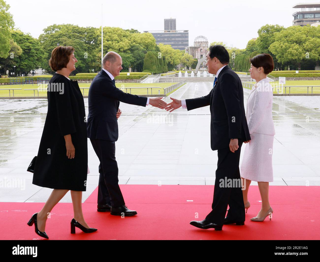 La chancelière allemande OLAF Scholz (2L) et son épouse Britta Ernst (L) sont accueillis par le Premier ministre japonais Fumio Kishida (2R) et la première dame Yuko Kishida lors d'une visite au Parc commémoratif de la paix en marge du sommet de G7, vendredi, à 19 mai 2023, à Hiroshima, au Japon. Les membres des G7 - Etats-Unis, Canada, France, Allemagne, Japon, Le Royaume-Uni et l'Italie se réunissent dans la ville japonaise d'Hiroshima jeudi pour un sommet annuel. Les discussions des dirigeants porteront sur la guerre de la Russie contre l'Ukraine, la puissance et l'influence croissantes de la Chine, le désarmement nucléaire, l'intelligence artificielle, le changement climatique et l'économie Banque D'Images