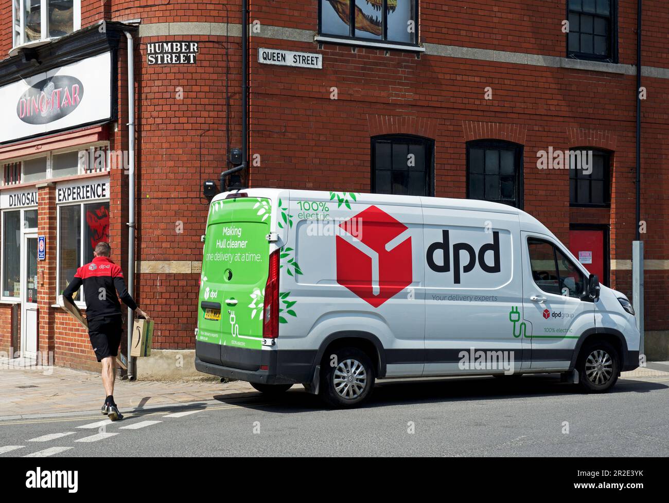 Camionnette de livraison DPD, et chauffeur, à Hull, Humberside, East Yorkshire, Anglais Royaume-Uni Banque D'Images