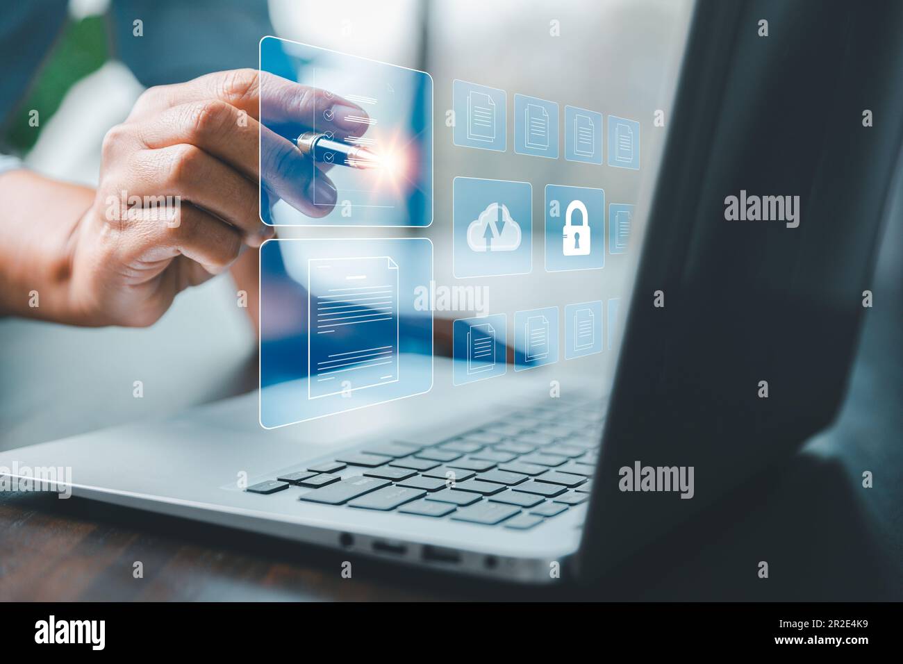 Concept de technologie de gestion de documents en ligne. Les professionnels gèrent les bases de données de l'entreprise via le cloud, le cyberespace et les grandes bases de données sans papier Banque D'Images Concept de technologie de gestion de documents en ligne. Les professionnels gèrent les bases de données de l'entreprise via le cloud, le cyberespace et les grandes bases de données sans papier Banque D'Images