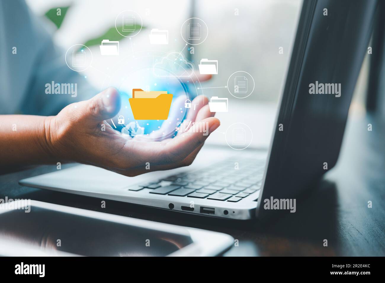 Concept de technologie de gestion de documents en ligne. Les professionnels gèrent les bases de données de l'entreprise via le cloud, le cyberespace et les grandes bases de données sans papier Banque D'Images Concept de technologie de gestion de documents en ligne. Les professionnels gèrent les bases de données de l'entreprise via le cloud, le cyberespace et les grandes bases de données sans papier Banque D'Images